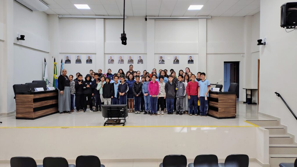 Alunos da Escola Rural Municipal Dr. Luiz Gabriel Sampaio visitam a Câmara Municipal de Sarandi